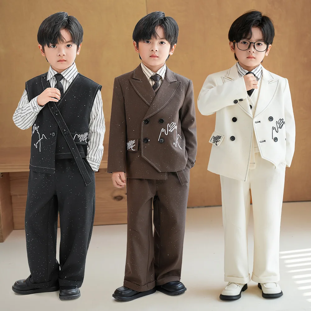 Детский деловой костюм, осенний новый британский детский костюм джентльмена для выступлений, костюм для мальчика, сценический костюм для подиума
Детский деловой костюм, осенний новый британский детский костюм джентльмена для выступлений, костюм для мальчика, сценический костюм для подиума