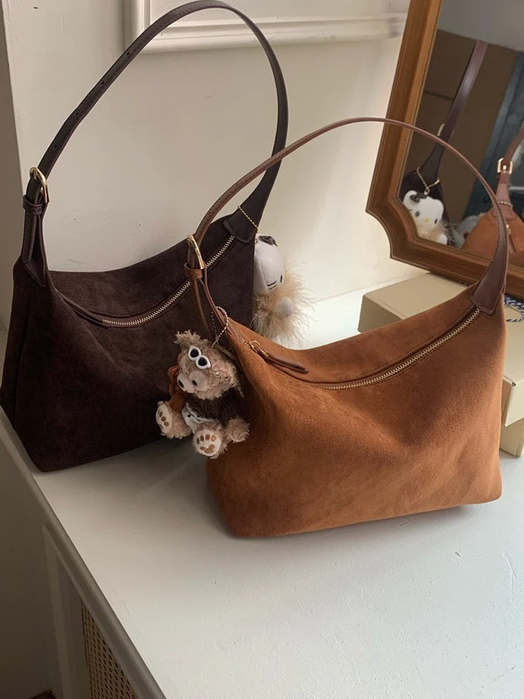 Retro Velvet Dumpling Bag Women's Shoulder Crossbody Bag Simple Style Commuting Deer Skin Velvet Underarm Bag Autumn Winter N...
Retro Velvet Dumpling Bag Women's Shoulder Crossbody Bag Simple Style Commuting Deer Skin Velvet Underarm Bag Autumn Winter N...