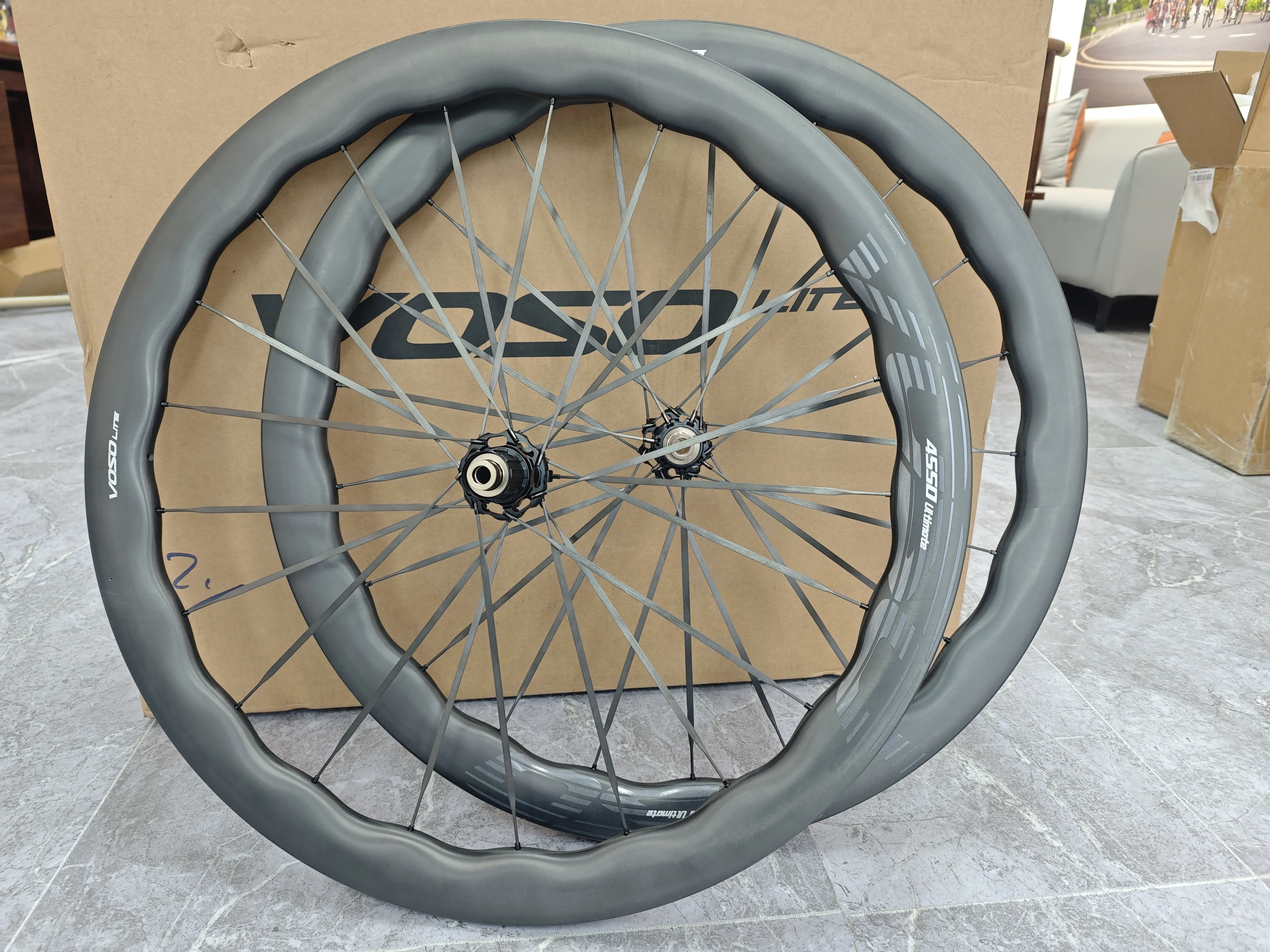 Карбоновое колесо VOSO, дисковый тормоз, комплект карбоновых колес для шоссейного велосипеда, 700C, дисковые тормозные колеса для шоссейного велосипеда, ширина 28 мм, клинчер
Карбоновое колесо VOSO, дисковый тормоз, комплект карбоновых колес для шоссейного велосипеда, 700C, дисковые тормозные колеса для шоссейного велосипеда, ширина 28 мм, клинчер