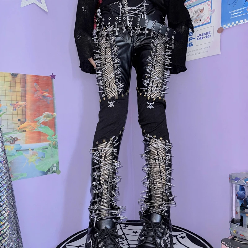 Готические винтажные брюки в стиле панк-рок, полые из искусственной кожи, тяжелые модные брюки с металлическими украшениями и заклепками, брюки с черепом Y2k, узкие брюки в стиле Харадзюку
Готические винтажные брюки в стиле панк-рок, полые из искусственной кожи, тяжелые модные брюки с металлическими украшениями и заклепками, брюки с черепом Y2k, узкие брюки в стиле Харадзюку
