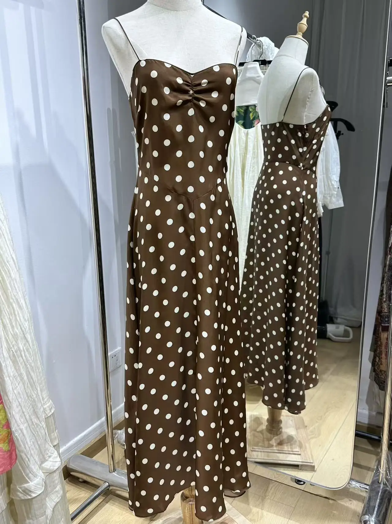Polka Dot Print Women Holiday Sling Robe Silk Blend V-Neck Sleeveless High Waist Slim Ladies Robe
Polka Dot Print Women Holiday Sling Robe Silk Blend V-Neck Sleeveless High Waist Slim Ladies Robe