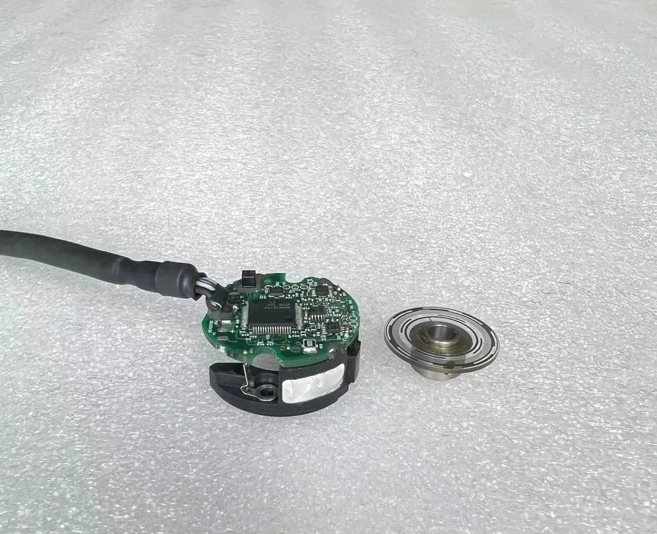 MFE2500P8NX A4 servo motor encoder disassembly power 100W 200W 400W 750W 1000W including encoder disc
MFE2500P8NX A4 servo motor encoder disassembly power 100W 200W 400W 750W 1000W including encoder disc