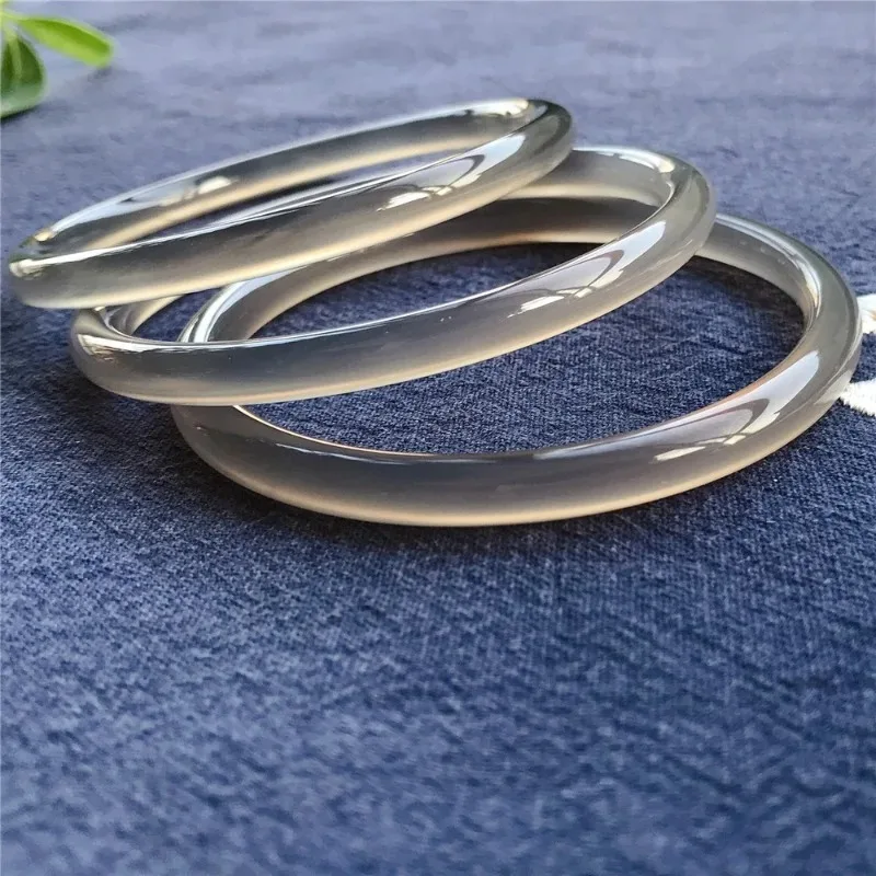 Натуральный дымчато-серый халцедон, тонкий круглый браслет ручной работы, модный бутик ювелирных изделий, женский серый агатовый косметический браслет
Натуральный дымчато-серый халцедон, тонкий круглый браслет ручной работы, модный бутик ювелирных изделий, женский серый агатовый косметический браслет