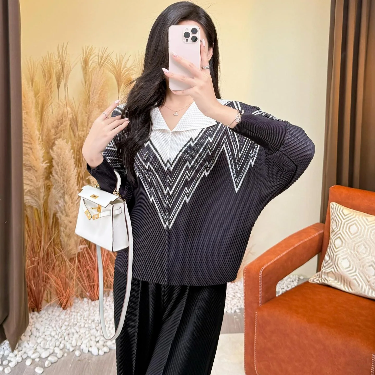 Miyake Pleated Long Sleeved Top for Women Niche Striped Collar Batfly Sleeves Loose Fashionable Casual and Versatile T-shirt
Miyake Pleated Long Sleeved Top for Women Niche Striped Collar Batfly Sleeves Loose Fashionable Casual and Versatile T-shirt