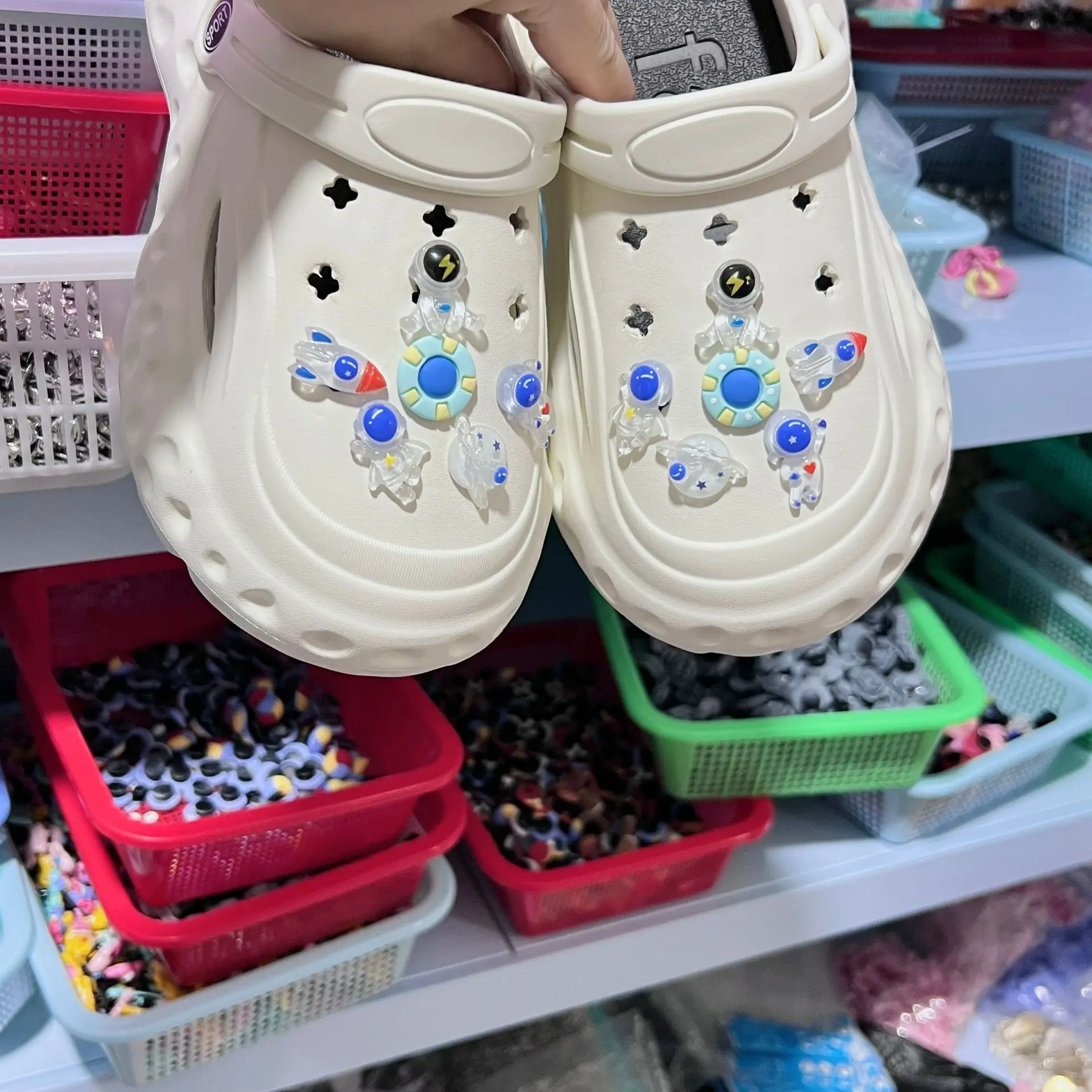 Cartoon Astro Hole Shoes Charms Accessories Shoe Buckle Cute Spaceship Shoe Flower DIY Shoes Decorations
Cartoon Astro Hole Shoes Charms Accessories Shoe Buckle Cute Spaceship Shoe Flower DIY Shoes Decorations