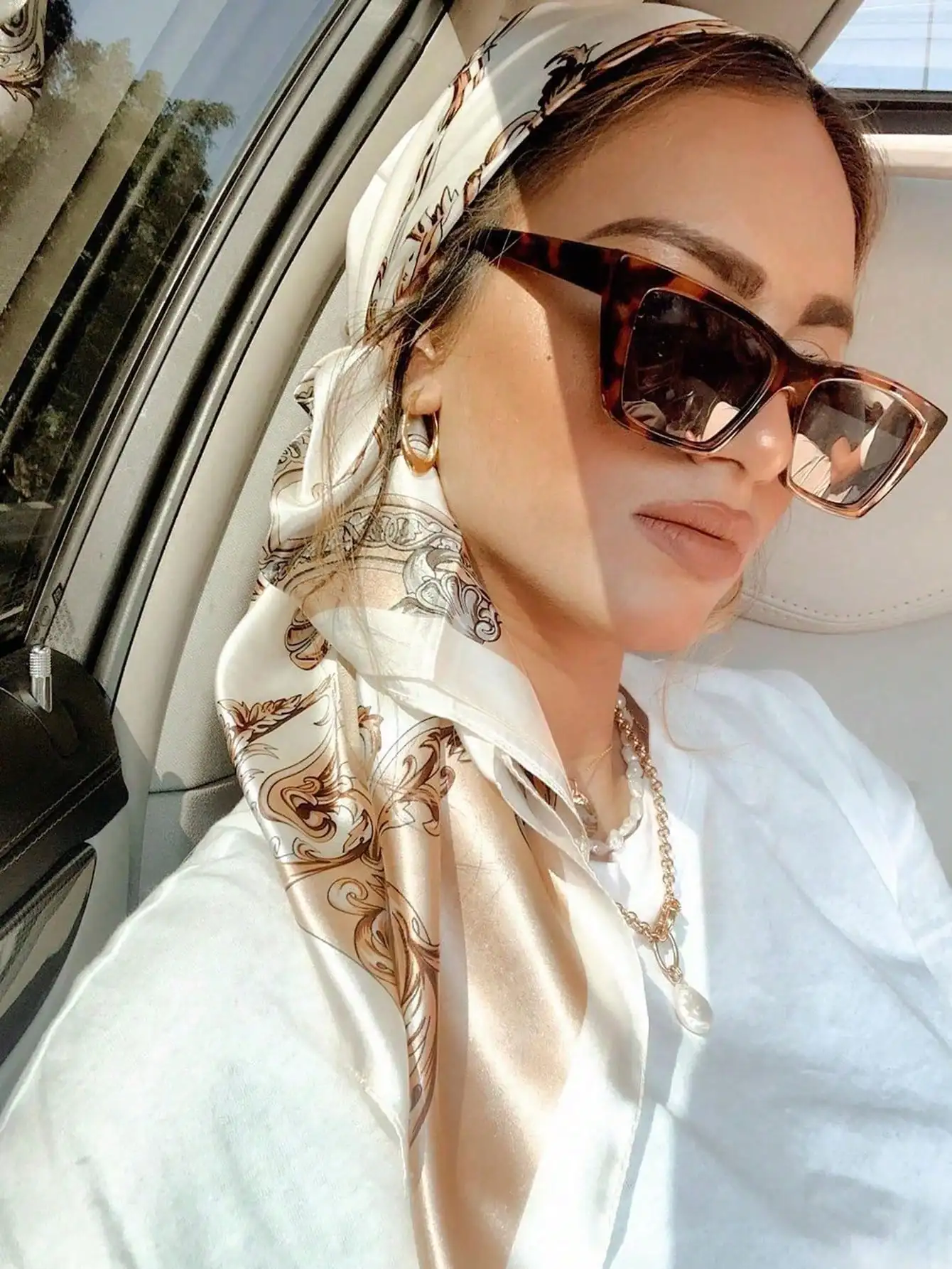 1pc Ladies' Vintage Printed Silk Scarf, Soft And Elegant Headscarf Multi-Functional 90x90cm Wrap Scarf For All Seasons, Gift Boxed Boho Bandana Headband Fashion Hairband
1pc Ladies' Vintage Printed Silk Scarf, Soft And Elegant Headscarf Multi-Functional 90x90cm Wrap Scarf For All Seasons, Gift Boxed Boho Bandana Headband Fashion Hairband