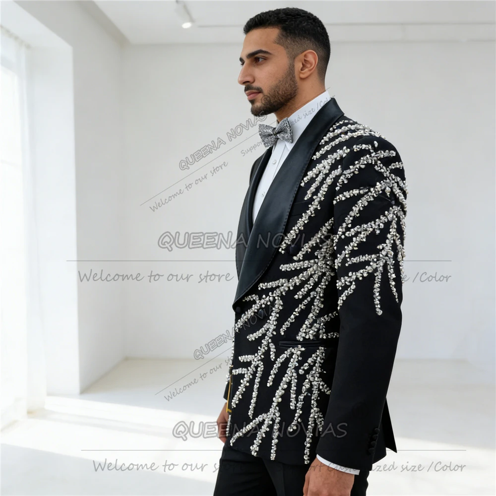 Unique Design Stones Pearls Men Suits 2 Pieces Groom Prom Blazers Slim Fit Beaded Wedding Tuxedos Customized trajes para hombre
Unique Design Stones Pearls Men Suits 2 Pieces Groom Prom Blazers Slim Fit Beaded Wedding Tuxedos Customized trajes para hombre
