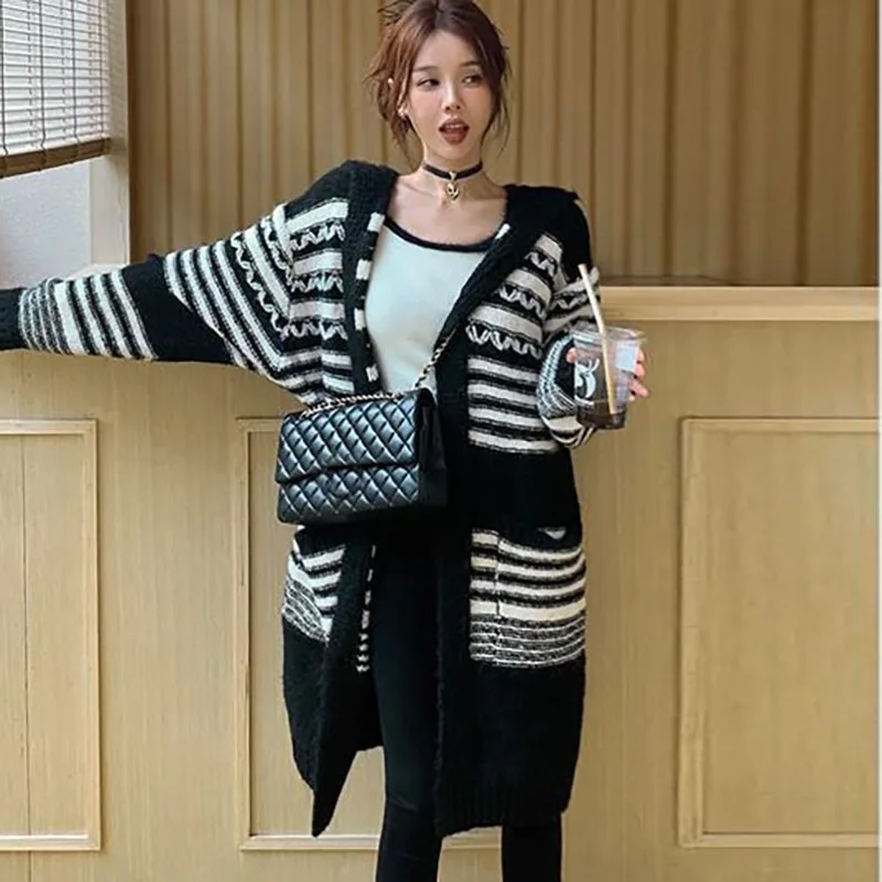 Vintage Black White Striped Knitted Cardigan Coat 2023 Women Simple Style Office Lady Jacket Autumn Thicken Hooded Sweater Coat
Vintage Black White Striped Knitted Cardigan Coat 2023 Women Simple Style Office Lady Jacket Autumn Thicken Hooded Sweater Coat