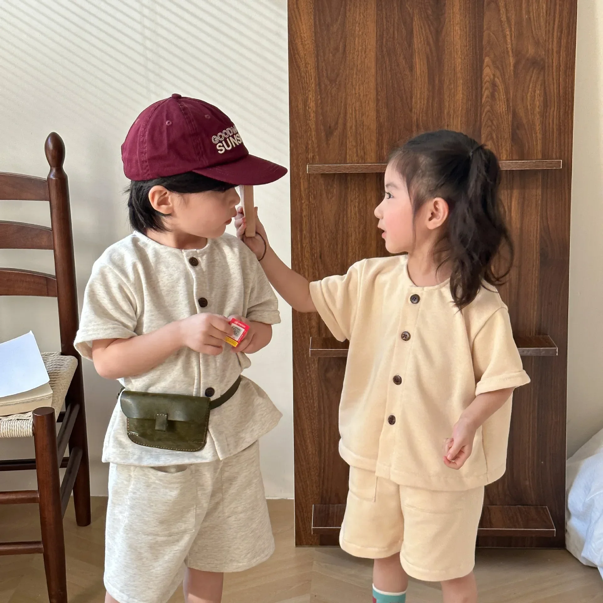 Boys Girls short sleeve single-breasted Tops and shorts 2pcs sets 2025 Kids solid color cotton sports clothes sets
Boys Girls short sleeve single-breasted Tops and shorts 2pcs sets 2025 Kids solid color cotton sports clothes sets