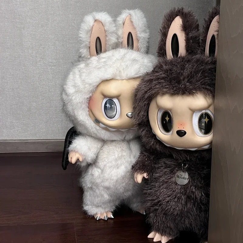 Genuine ZIMOMO Angel In Clouds I Found You The Monsters 58cm Vinyl Face Doll Silver Shaded Eye Labubu Doll Collection Decoration
Genuine ZIMOMO Angel In Clouds I Found You The Monsters 58cm Vinyl Face Doll Silver Shaded Eye Labubu Doll Collection Decoration