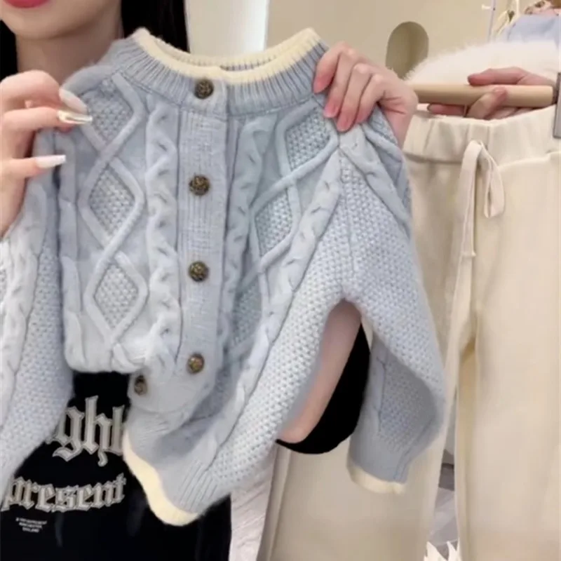 Children's Clothing 2025 Autumn and Winter New Sweet Twisted Pattern Long Sleeved Knitted Cardigan Cotton Yarn Thick Sweater
Children's Clothing 2025 Autumn and Winter New Sweet Twisted Pattern Long Sleeved Knitted Cardigan Cotton Yarn Thick Sweater