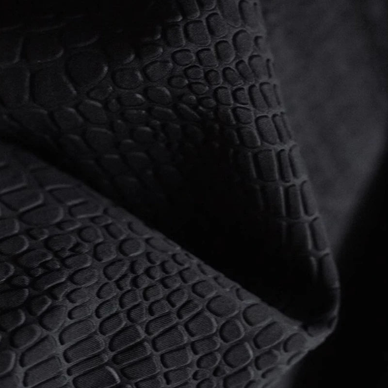 Черный воздушный слой с тиснением под крокодиловой текстурой, двухстороннее 3D текстурированное рельефное пальто, жесткий дизайнерский материал от кутюр
Черный воздушный слой с тиснением под крокодиловой текстурой, двухстороннее 3D текстурированное рельефное пальто, жесткий дизайнерский материал от кутюр