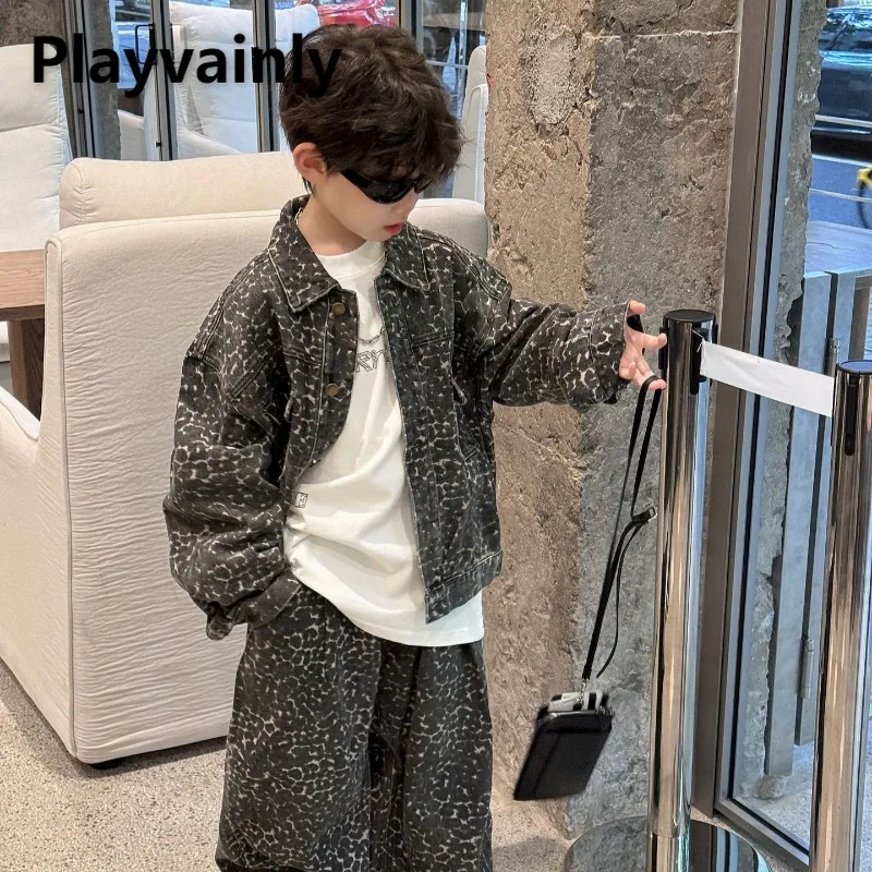 Новинка 2025 года, комплект из 2 предметов с леопардовым принтом для мальчиков, весенне-осенняя куртка с отложным воротником и свободные широкие брюки, повседневная детская одежда D5069
Новинка 2025 года, комплект из 2 предметов с леопардовым принтом для мальчиков, весенне-осенняя куртка с отложным воротником и свободные широкие брюки, повседневная детская одежда D5069