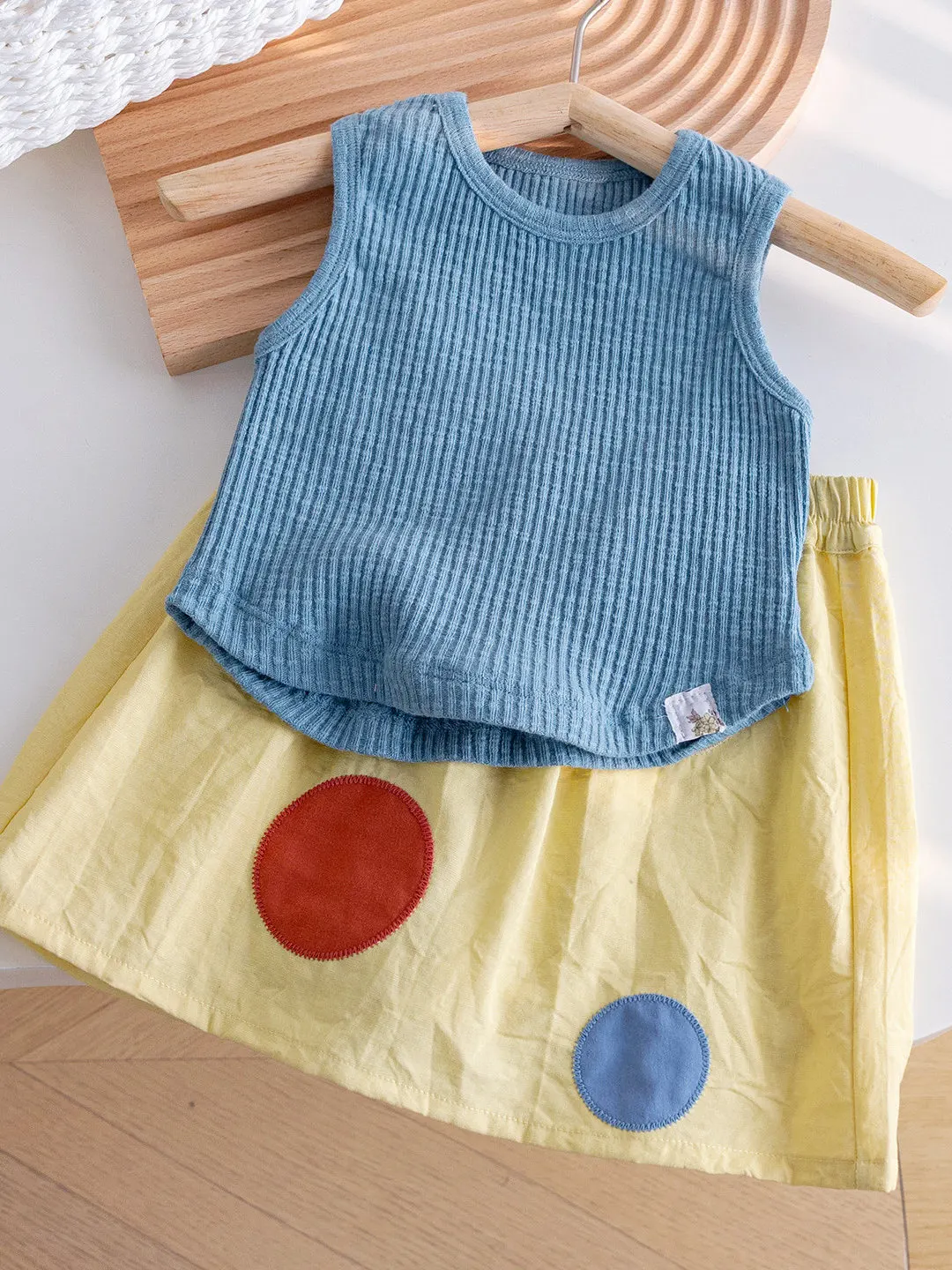 Fashionable Knitted Summer Outfit for Girls Polka Dot Vest And Skirt Set Breathable High Waist Two-Piece Ensemble Short Sleeve
Fashionable Knitted Summer Outfit for Girls Polka Dot Vest And Skirt Set Breathable High Waist Two-Piece Ensemble Short Sleeve