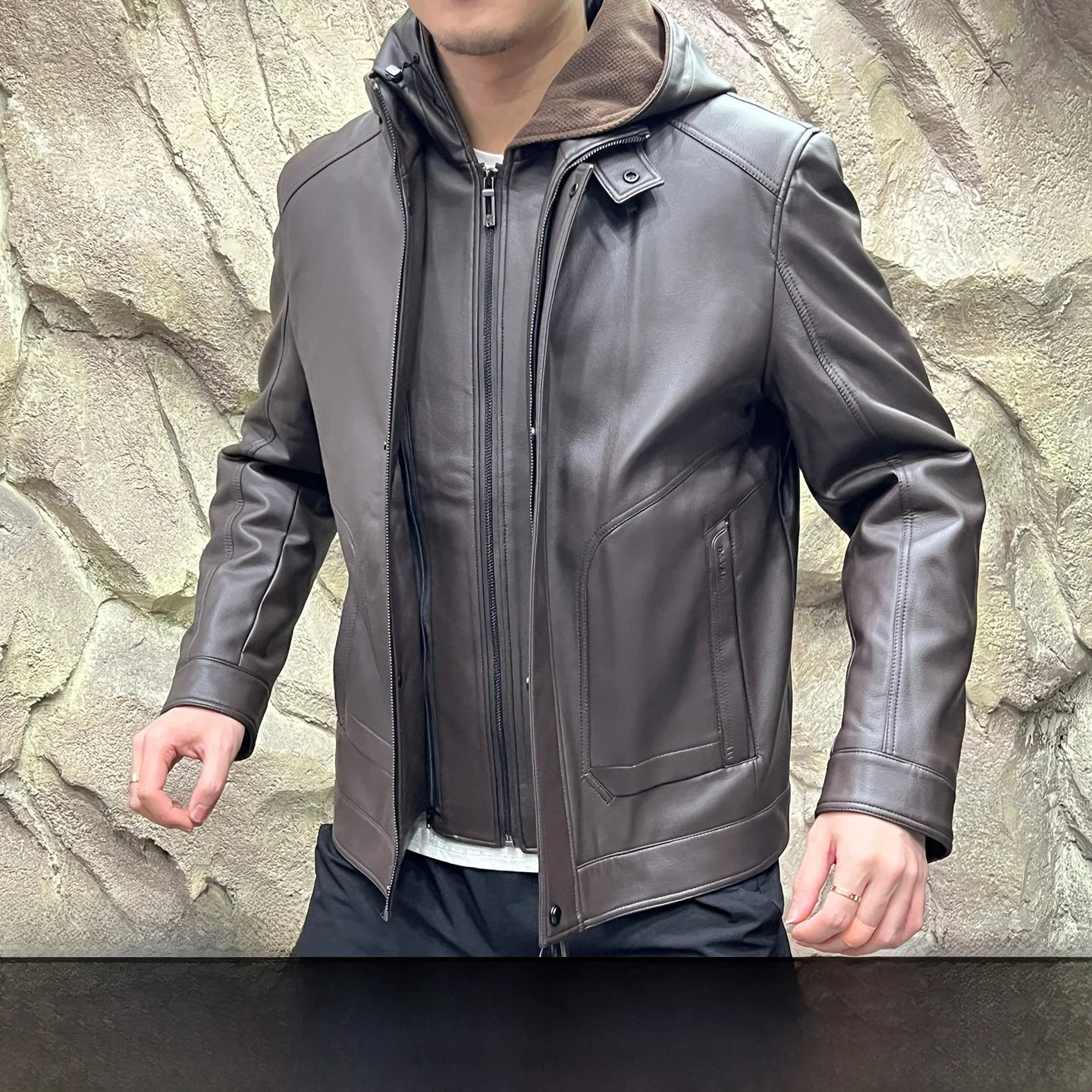 Men's Winter High-End Detachable Hooded Leather Jacket down Coat Zipper Closure Long Sleeve Thickened Warm Outdoor Style
Men's Winter High-End Detachable Hooded Leather Jacket down Coat Zipper Closure Long Sleeve Thickened Warm Outdoor Style