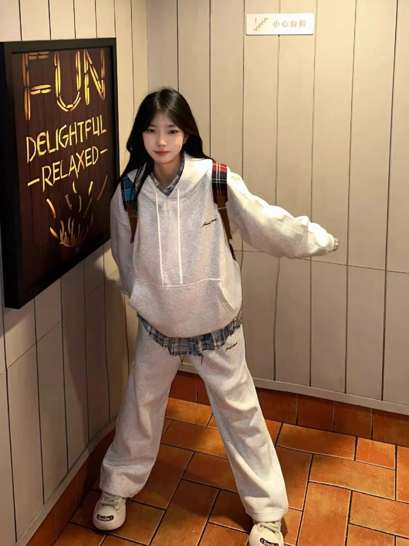 Корейский сладкий и крутой стильный костюм ~ Весенне-осенний тонкий высококачественный однотонный свитшот, комплект из двух предметов, свободные и универсальные повседневные спортивные прямые брюки для женщин
Корейский сладкий и крутой стильный костюм ~ Весенне-осенний тонкий высококачественный однотонный свитшот, комплект из двух предметов, свободные и универсальные повседневные спортивные прямые брюки для женщин