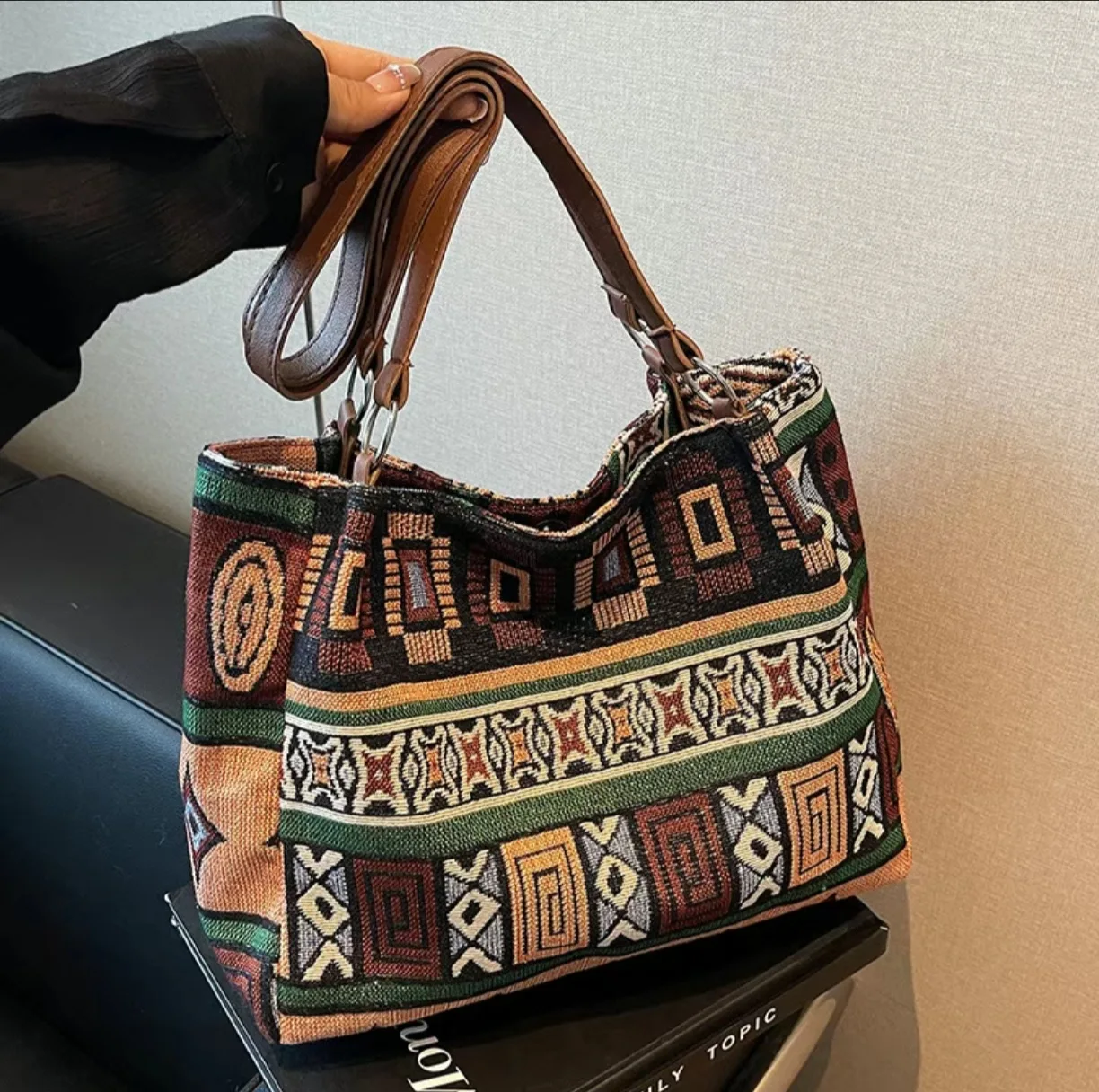 Большая вместительная сумка-тоут из ткани thnic, мягкая удобная женская сумка через плечо, повседневная сумка для покупок с ремешком из искусственной кожи
Большая вместительная сумка-тоут из ткани thnic, мягкая удобная женская сумка через плечо, повседневная сумка для покупок с ремешком из искусственной кожи