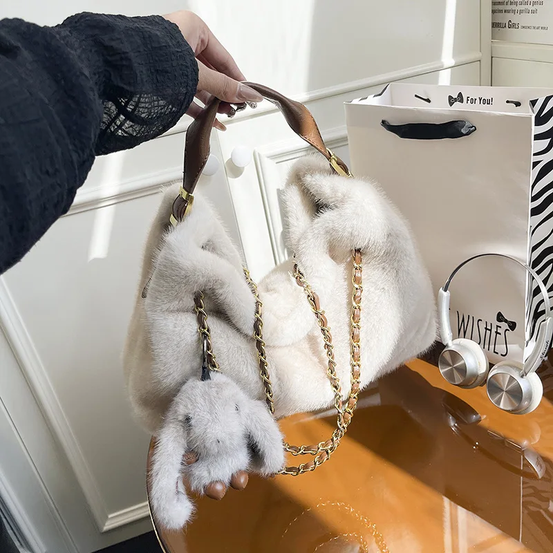 Модная пушистая сумка-хобо, зимняя сумка через плечо, кошелек из норкового меха, большая вместительная милая цепочка, универсальный дизайн, сумка с ручкой 
Модная пушистая сумка-хобо, зимняя сумка через плечо, кошелек из норкового меха, большая вместительная милая цепочка, универсальный дизайн, сумка с ручкой