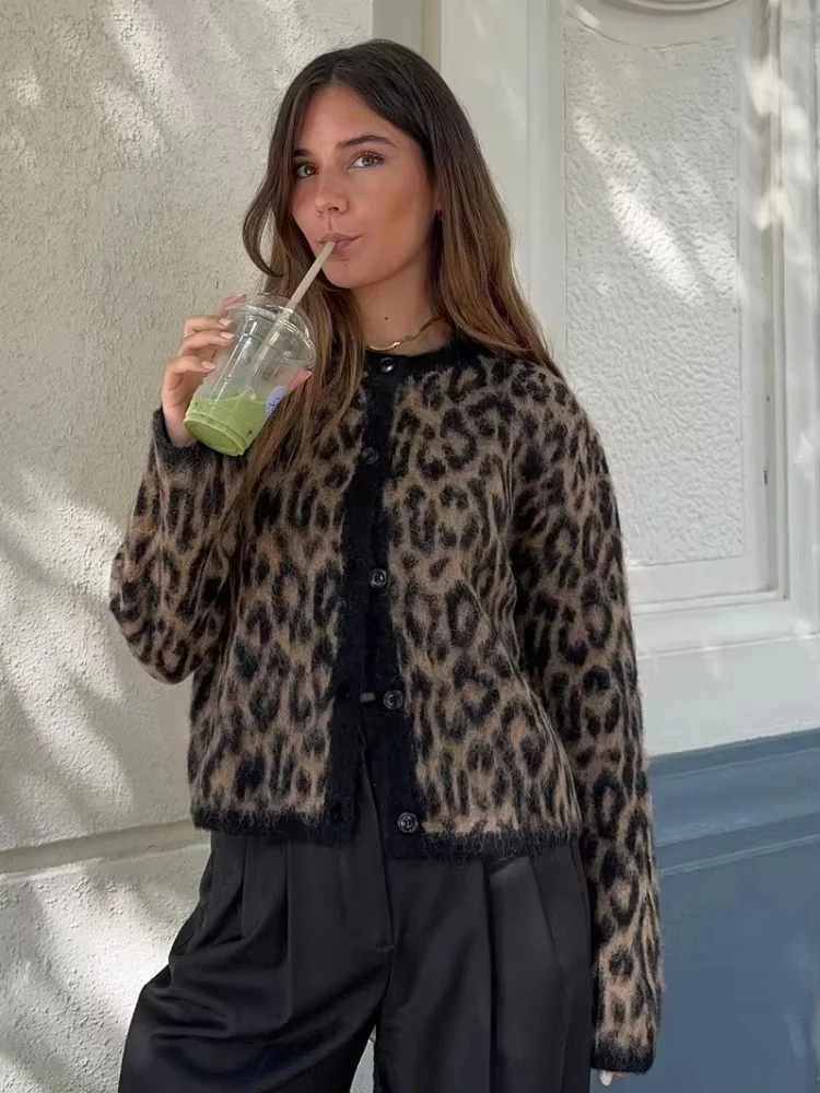 Leopard Print Chic Cardigan Women Knitted Long Sleeve O-neck Single Breasted Sweater 2024 Autumn Casual Loose Elegant Coats Tops
Leopard Print Chic Cardigan Women Knitted Long Sleeve O-neck Single Breasted Sweater 2024 Autumn Casual Loose Elegant Coats Tops