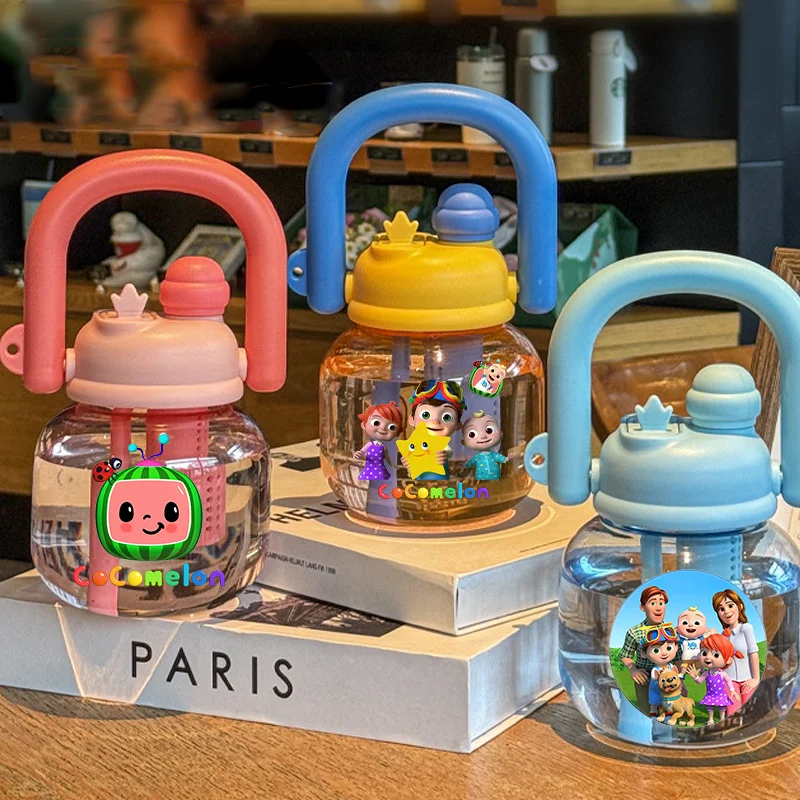 Пляшка для питья Cocomelons с соломинкой, милые мультяшные ручные бутылки для воды для мальчиков и девочек, портативная чашка большой емкости, подарок на день рождения 
Пляшка для питья Cocomelons с соломинкой, милые мультяшные ручные бутылки для воды для мальчиков и девочек, портативная чашка большой емкости, подарок на день рождения