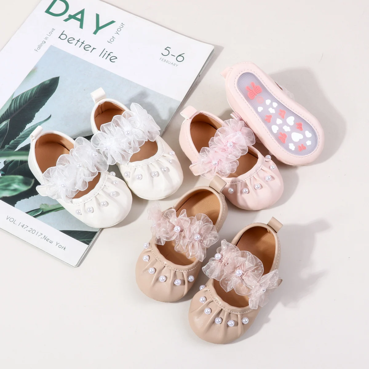 Charming Baby Girls' Pearl Decor Mesh Flower Soft Sole Flats
Charming Baby Girls' Pearl Decor Mesh Flower Soft Sole Flats
