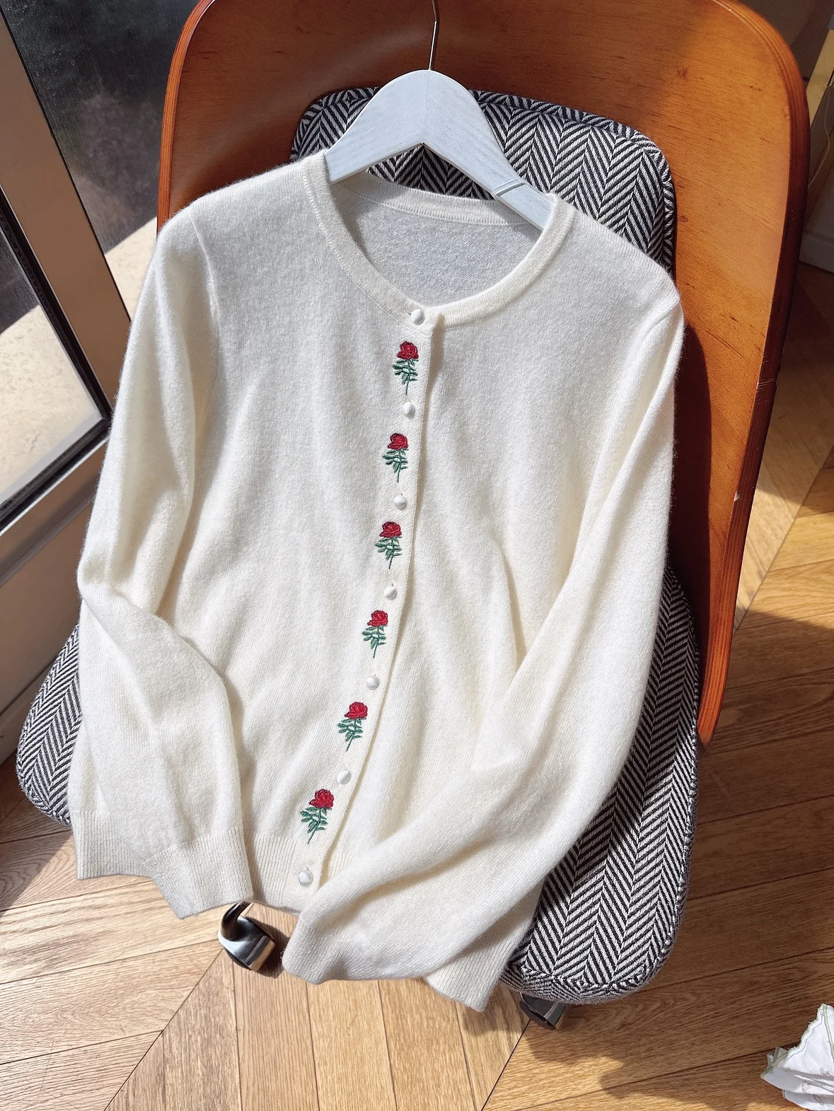 Мягкий шерстяной вязаный кардиган-свитер с вышивкой роз, антивозрастной, белый, комфортный, осенне-зимний, новый, женский, Camere Sw...
Мягкий шерстяной вязаный кардиган-свитер с вышивкой роз, антивозрастной, белый, комфортный, осенне-зимний, новый, женский, Camere Sw...