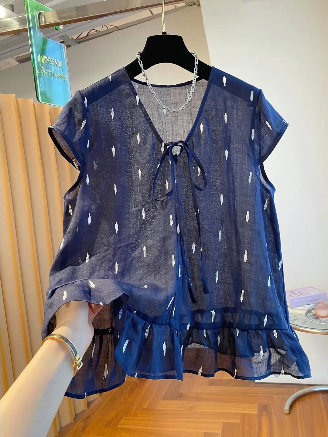 Korean Style Lightweight V-Neck Tie-Detail Short Sleeve Shirt Women Summer 2026 New Loose Anti-Aging Lace Trim Polka Dot Top
Korean Style Lightweight V-Neck Tie-Detail Short Sleeve Shirt Women Summer 2026 New Loose Anti-Aging Lace Trim Polka Dot Top