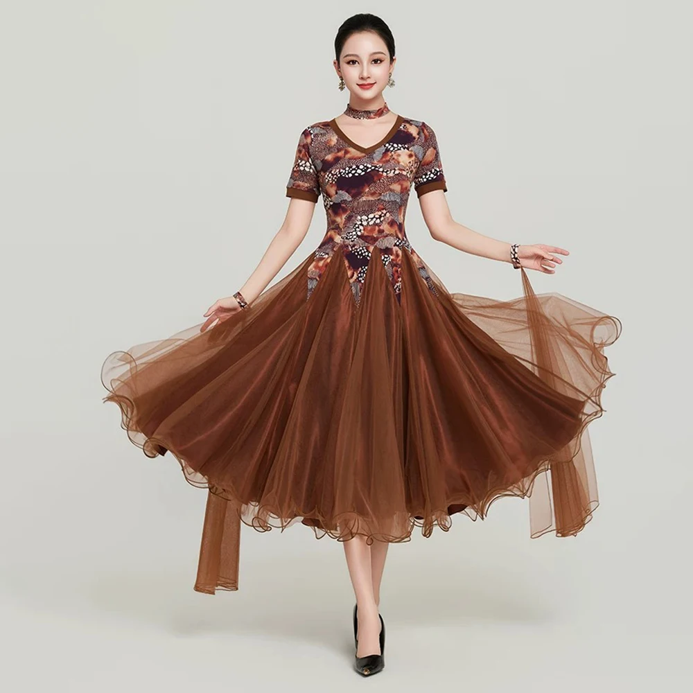2026 New Women's Brown Printed Ballroom Dance Dress V-Neck Short Sleeve Big Swing Modern Waltz Standard Dance Practice Costume
2026 New Women's Brown Printed Ballroom Dance Dress V-Neck Short Sleeve Big Swing Modern Waltz Standard Dance Practice Costume