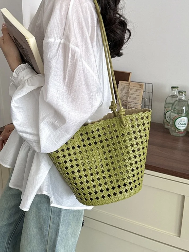 Summer Trendy Hollow Out Woven Shoulder Bag Solid Color Magnetic Buckle PU Bucket Bag Elegant Vacation Beach Bag Zipper InnerBag
Summer Trendy Hollow Out Woven Shoulder Bag Solid Color Magnetic Buckle PU Bucket Bag Elegant Vacation Beach Bag Zipper InnerBag