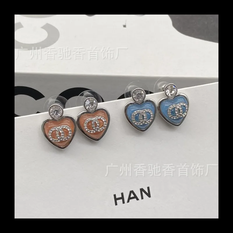 Новые серьги с бриллиантами Love Flash, высококачественные универсальные летние серьги с синим персиковым сердечком
Новые серьги с бриллиантами Love Flash, высококачественные универсальные летние серьги с синим персиковым сердечком