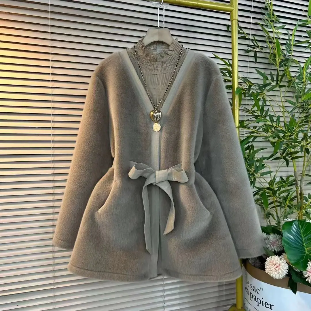 European Fashion Autumn Winter New Faux Plush Oversized Women Coat V-neck Cardigan Tie Up Jacket
European Fashion Autumn Winter New Faux Plush Oversized Women Coat V-neck Cardigan Tie Up Jacket