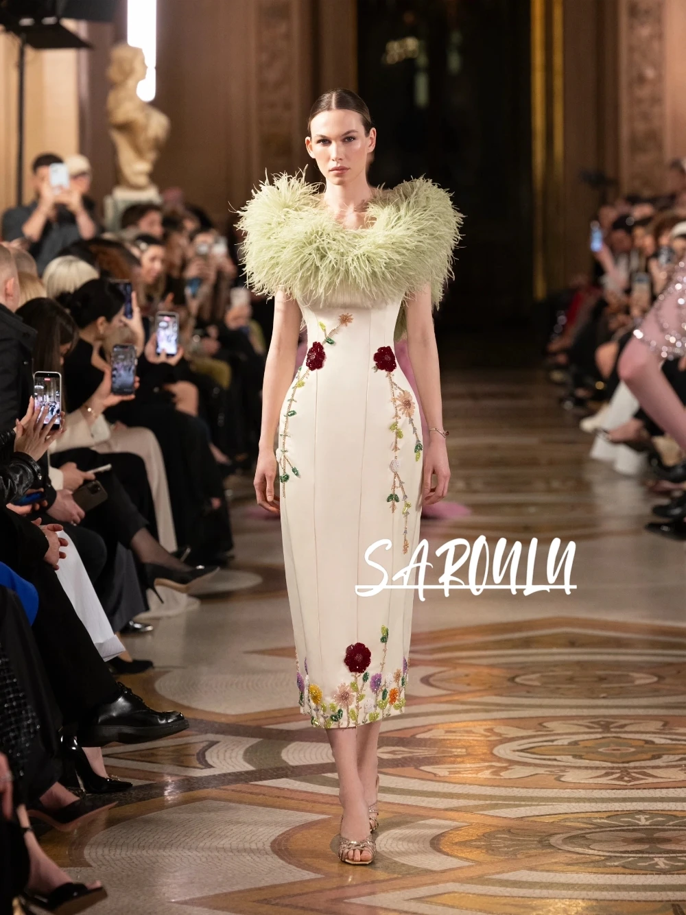 Chic 3D Floral Embroidery Evening Dress Elegant Feathered Satin Midi Prom Gown Customized Delicate Beaded Banquet Party Wear
Chic 3D Floral Embroidery Evening Dress Elegant Feathered Satin Midi Prom Gown Customized Delicate Beaded Banquet Party Wear
