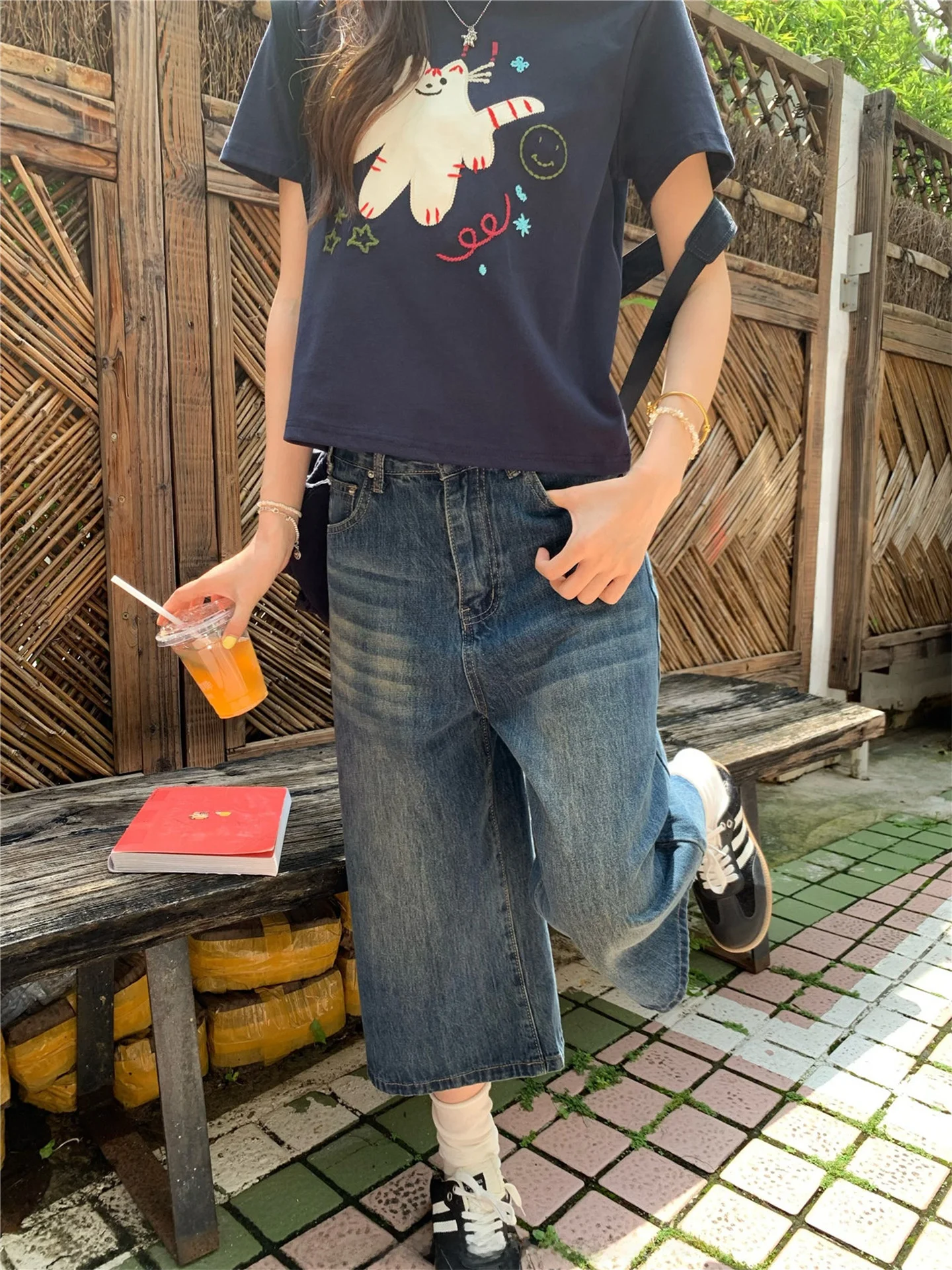 High Waist Loose Fit Lazy Style Seven Inch Jeans Women's Summer New Straight Leg Wide Leg Shorts Casual Retro Denim Pants
High Waist Loose Fit Lazy Style Seven Inch Jeans Women's Summer New Straight Leg Wide Leg Shorts Casual Retro Denim Pants