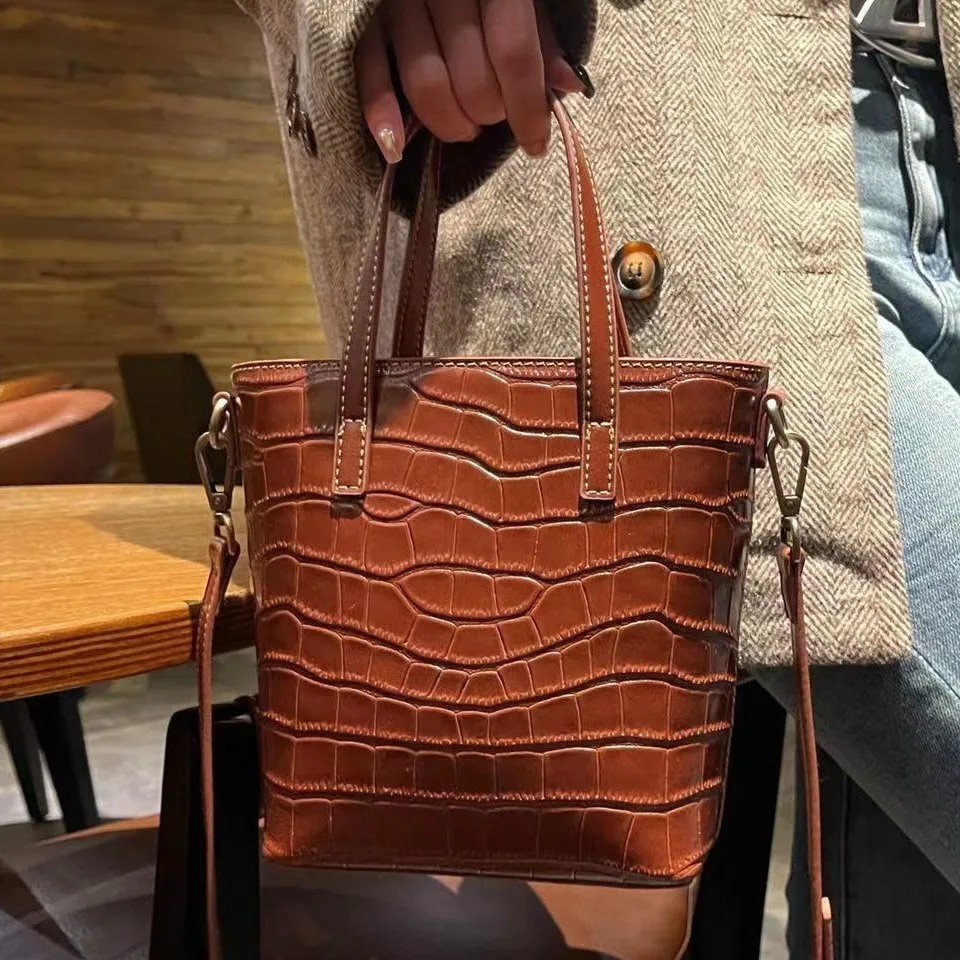 2024 Роскошная Брендовая женская сумка-мешок из воловьей кожи аллигатора, ручная сумка через плечо, кожаная сумка, повседневные кошельки и сумочки
2024 Роскошная Брендовая женская сумка-мешок из воловьей кожи аллигатора, ручная сумка через плечо, кожаная сумка, повседневные кошельки и сумочки