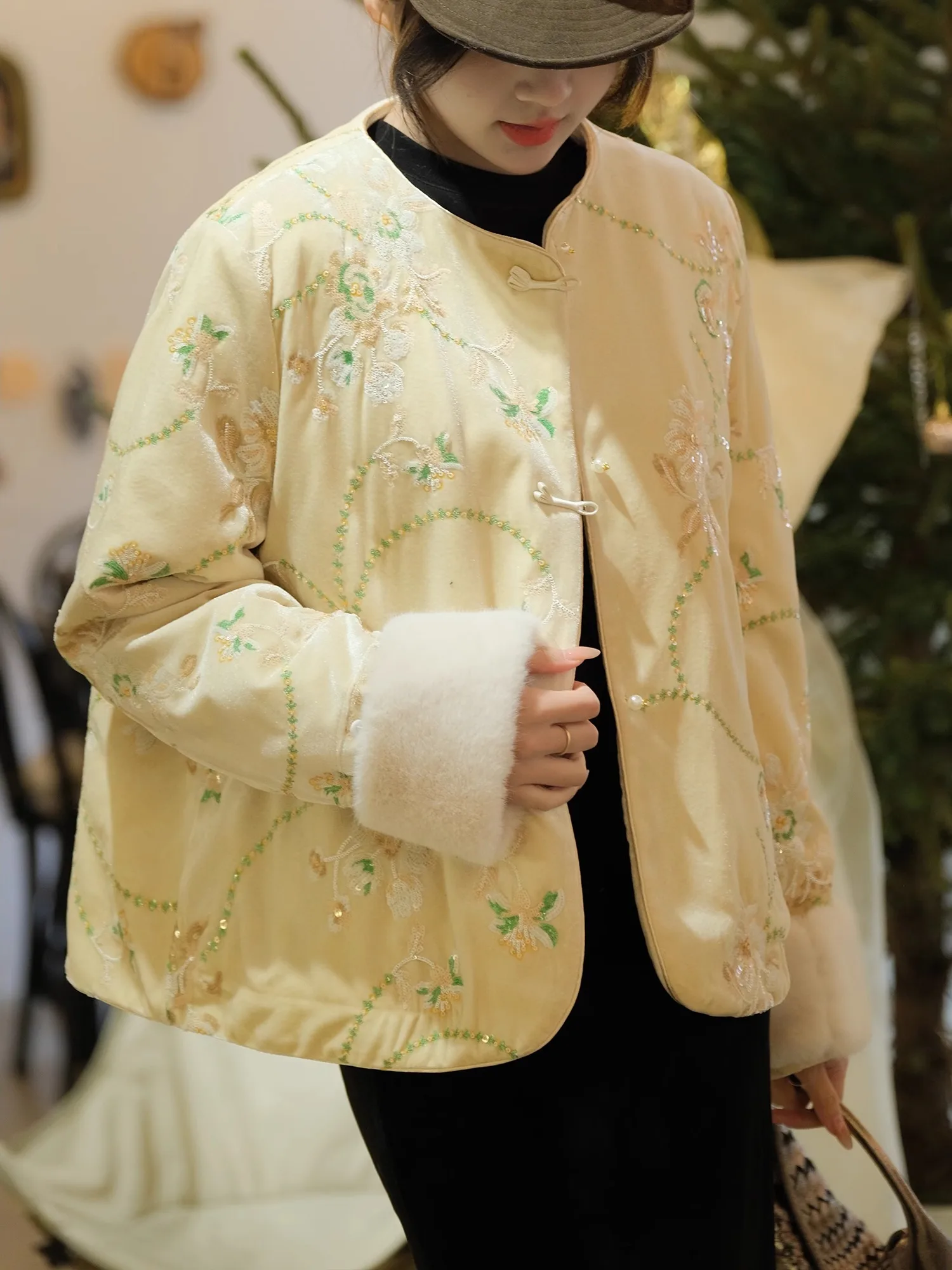 Velvet Floral Embroidery Cotton Jaet Women's Detachable Fur Sve Traditional Chinese Sle round Ne Thiened Long Sve
Velvet Floral Embroidery Cotton Jaet Women's Detachable Fur Sve Traditional Chinese Sle round Ne Thiened Long Sve