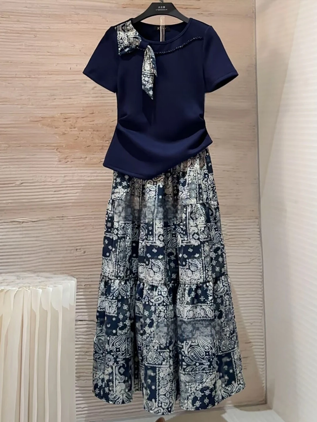 Summer Fashion Set Women's Retro High-End Feelings T-Shirt Skirt Half-length Scarf Two-piece Set Diamond Heat Treatment
Summer Fashion Set Women's Retro High-End Feelings T-Shirt Skirt Half-length Scarf Two-piece Set Diamond Heat Treatment