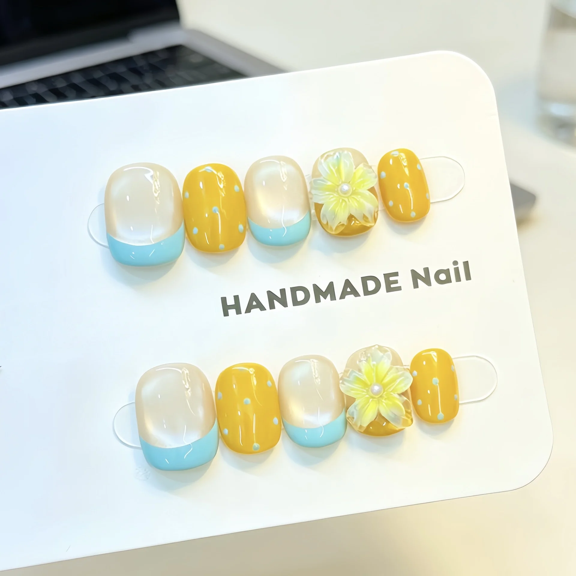 10pcs Yellow Blue French Tip Handmade Nail Polka Dot 3D Flower Pearl Press on Nail Short Round Full Coverage Nail for Women
10pcs Yellow Blue French Tip Handmade Nail Polka Dot 3D Flower Pearl Press on Nail Short Round Full Coverage Nail for Women
