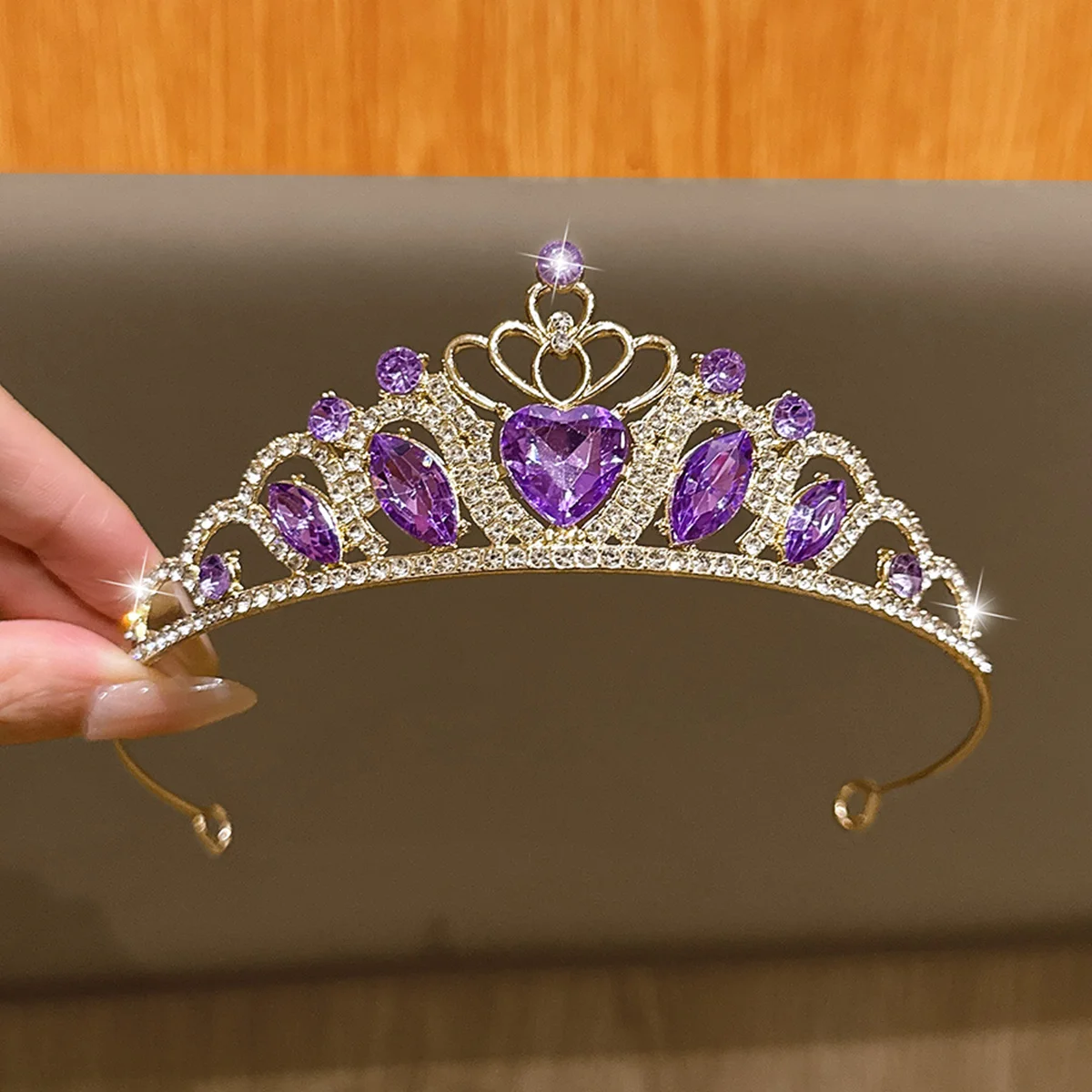 1 sweet, fashionable and elegant golden purple crown suitable for daily use
1 sweet, fashionable and elegant golden purple crown suitable for daily use