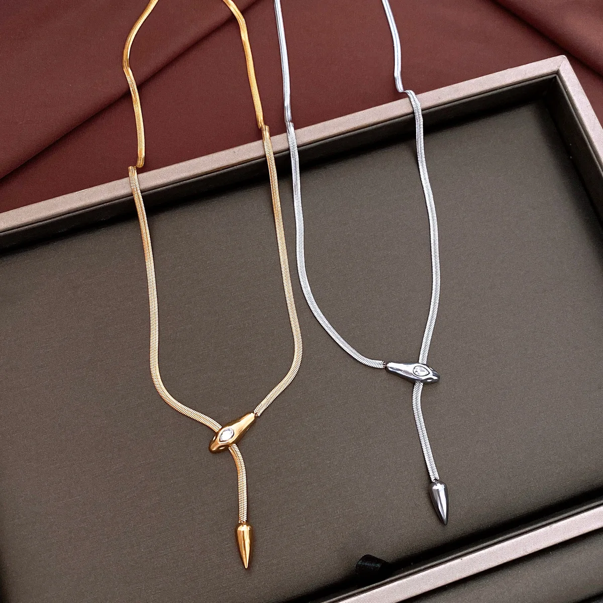 Metallic Style Snake Pendant Necklace Stainless Steel Sparkling Stone Inlaid Luxury Exaggerated Ladies Fashion Jewelry Gift
Metallic Style Snake Pendant Necklace Stainless Steel Sparkling Stone Inlaid Luxury Exaggerated Ladies Fashion Jewelry Gift