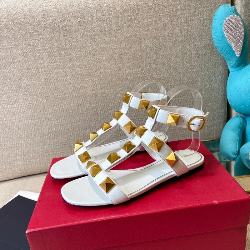 Новинка лета 2024, женская обувь на плоской подошве с круглым ремешком и заклепками, римские сандалии, модные сандалии
Новинка лета 2024, женская обувь на плоской подошве с круглым ремешком и заклепками, римские сандалии, модные сандалии