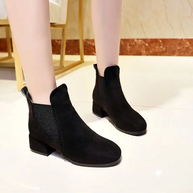 Autumn and Winter New Low Heeled Women's Short Boots British Style Black Fashionable Ankle Boots Comfortable Casual Women Boots
Autumn and Winter New Low Heeled Women's Short Boots British Style Black Fashionable Ankle Boots Comfortable Casual Women Boots