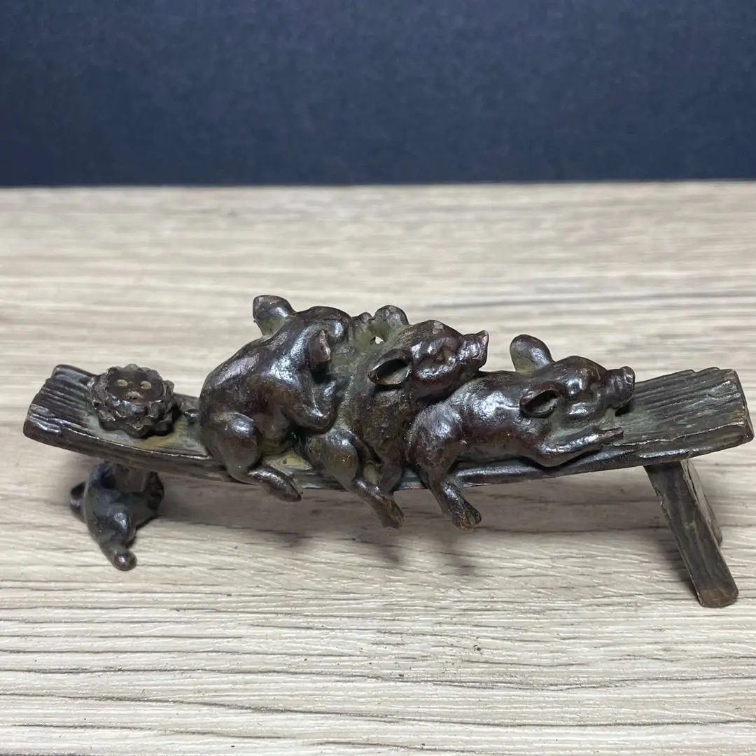 Retro ornament desktop antique bronze collection auspicious Sanbao piggy antique paperweight high-end ruler ornament
Retro ornament desktop antique bronze collection auspicious Sanbao piggy antique paperweight high-end ruler ornament