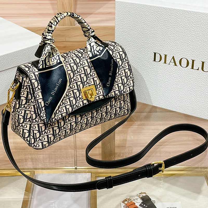 Women's New Street Trend Senior Sense Handheld Crossbody Small Square Bag Multi-Compartment Lock Buckle Shoulder Bag
Women's New Street Trend Senior Sense Handheld Crossbody Small Square Bag Multi-Compartment Lock Buckle Shoulder Bag