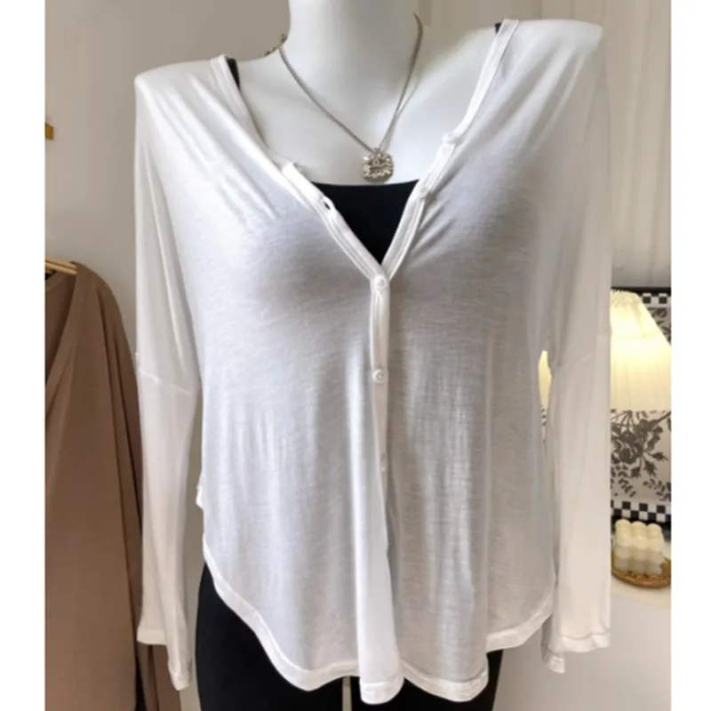 Retro Hong Kong Sle Loose Slimming Deep V-Ne Button Thin Sun Protection Open Cardigan Design Long Sve T-irt
Retro Hong Kong Sle Loose Slimming Deep V-Ne Button Thin Sun Protection Open Cardigan Design Long Sve T-irt