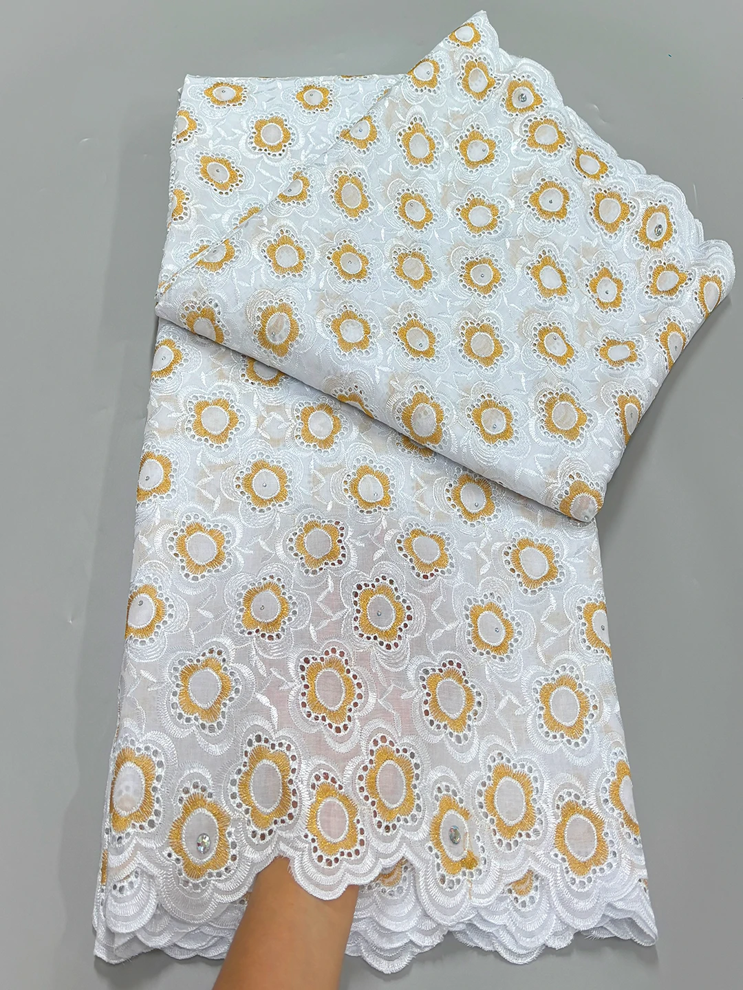 New DuBai Dry Cotton Lace Fabric 2024 High Quality Nigerian Stones Voile Lace Fabric For Bridal Wedding Party Dresses Material
New DuBai Dry Cotton Lace Fabric 2024 High Quality Nigerian Stones Voile Lace Fabric For Bridal Wedding Party Dresses Material