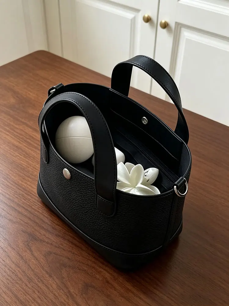 Black Tote Handbag Women's Crossbody Bag Elegant Luxury Minimalist High-End Sensation Small Outing Bag Soft Handle Leather
Black Tote Handbag Women's Crossbody Bag Elegant Luxury Minimalist High-End Sensation Small Outing Bag Soft Handle Leather