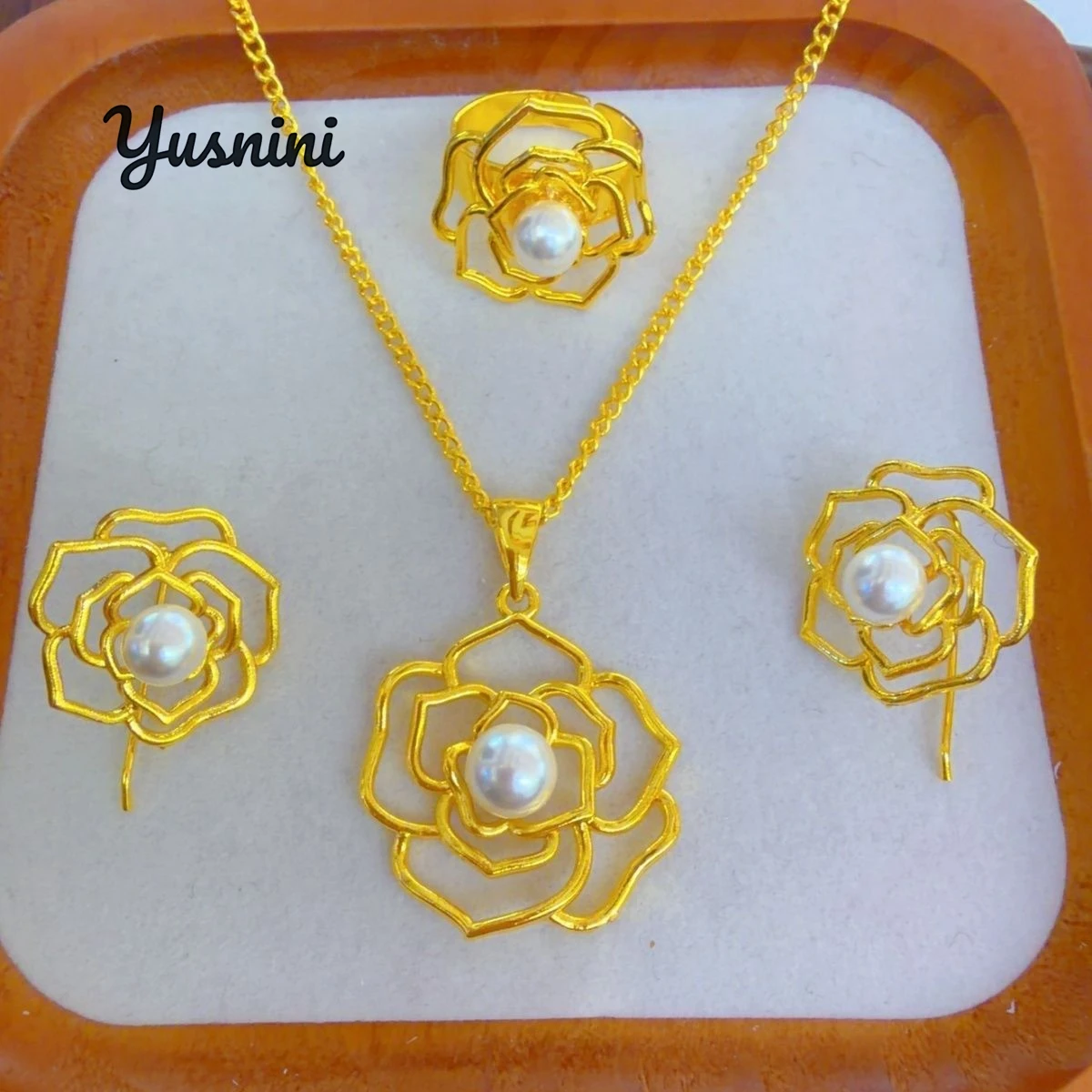 Модное европейское Дубайское 24-каратное позолоченное индивидуальное ожерелье, серьги, кольца для пар, комплект ювелирных изделий для свадебной вечеринки DD10902
Модное европейское Дубайское 24-каратное позолоченное индивидуальное ожерелье, серьги, кольца для пар, комплект ювелирных изделий для свадебной вечеринки DD10902