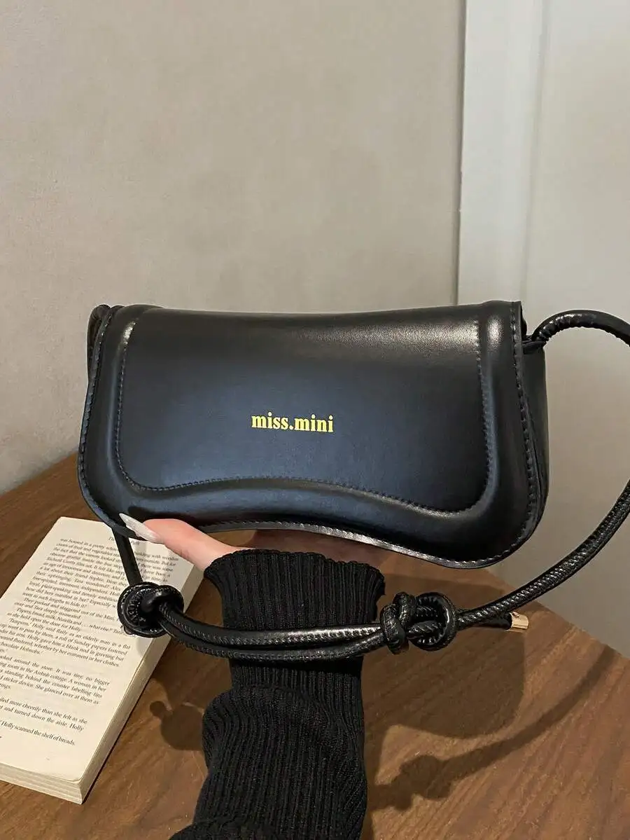 Minimalist Flap Underarm Bag For Women
Minimalist Flap Underarm Bag For Women