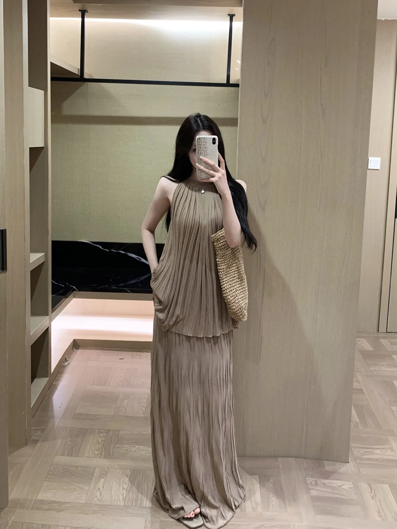 Khaki Mid-Length Sleeveless Neck Hanging Vest Top Women's Summer Fashion Set High Waist Skirt Two-Piece Set Commute Style
Khaki Mid-Length Sleeveless Neck Hanging Vest Top Women's Summer Fashion Set High Waist Skirt Two-Piece Set Commute Style