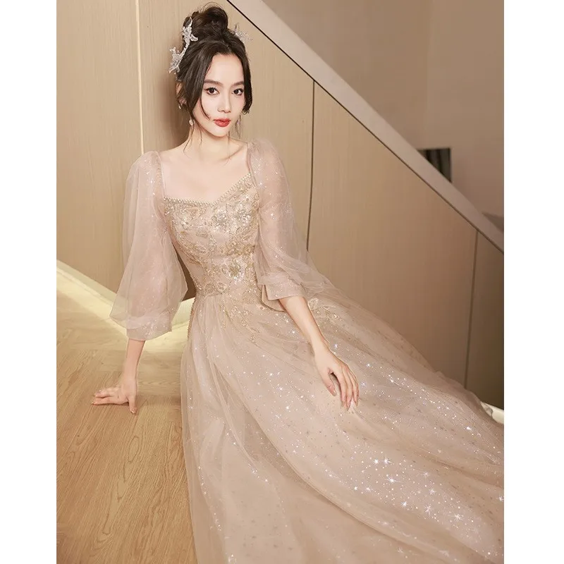 A champagne-colored light luxury high-end one-shoulder dress for the host's banquet
A champagne-colored light luxury high-end one-shoulder dress for the host's banquet